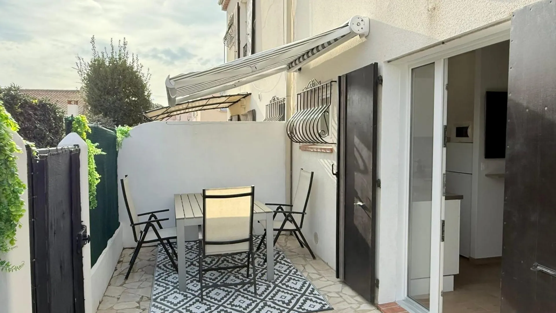 06Cp - Beautiful T2 Super Equipped With Terrace Apartment Villeneuve-Loubet 0*,  France